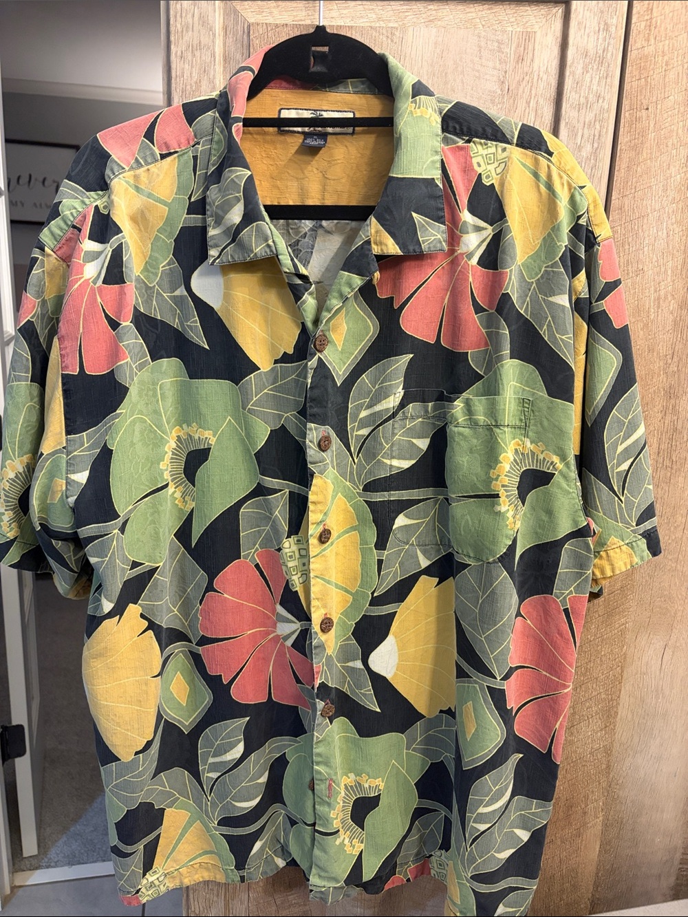 Tommy Bahama XL Black Floral tropical Short-Sleeve Button-Up Silk